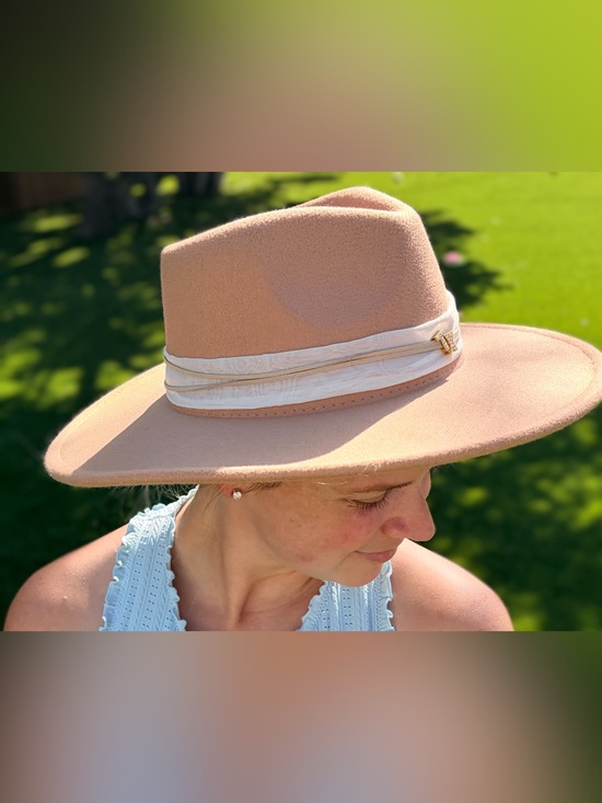 Flea Style Tan Women\'s Hat with White Accent TX pin